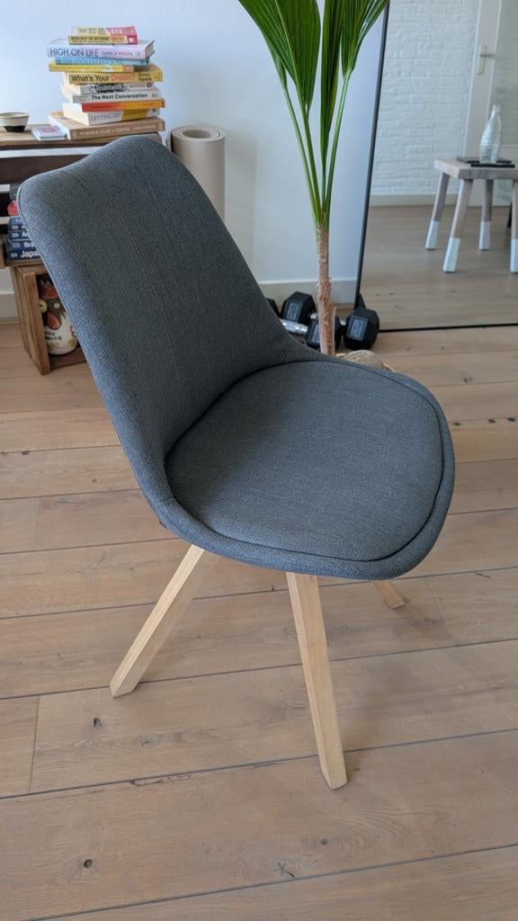 Grey chair, grijze stoel met houten poten, Ophalen, Zo goed als nieuw, Stof, Eén