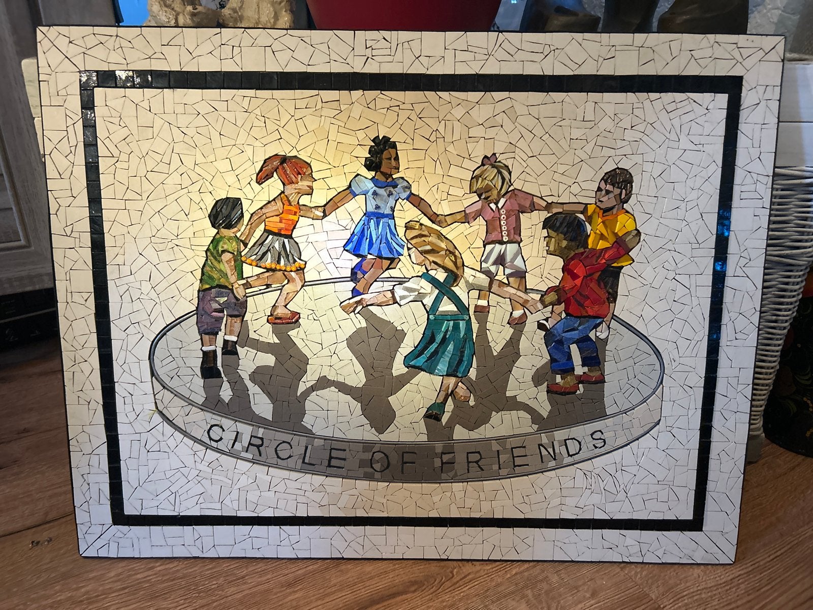Uniek mozaïek kunstwerk: Circle of Friends h 48,5 cm b 64 cm, Groep mensen, Handgemaakt, Wanddecoratie, Steen of Keramiek