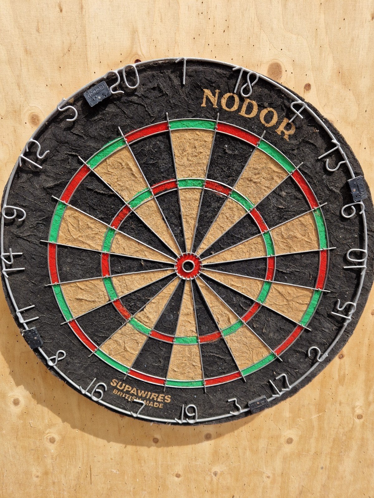 Dartbord op houten plaat met ophangsysteem (84x90 cm), Sport en Fitness, Darts, Ophalen