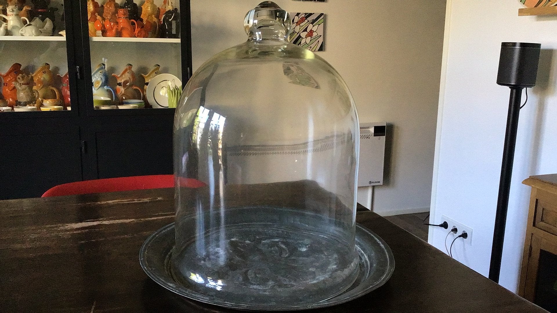 Te koop grote zware antieke glazen stolp cloche + onderbord, Huis en Inrichting, Ophalen, 30 cm, Zo goed als nieuw, Met plateau