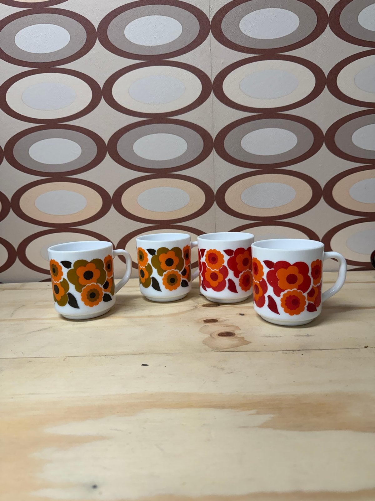 Vintage Arcopal gebloemde bekers - retro - seventies, Huis en Inrichting, Keuken | Servies, Gebruikt, Kop(pen) en/of Schotel(s)
