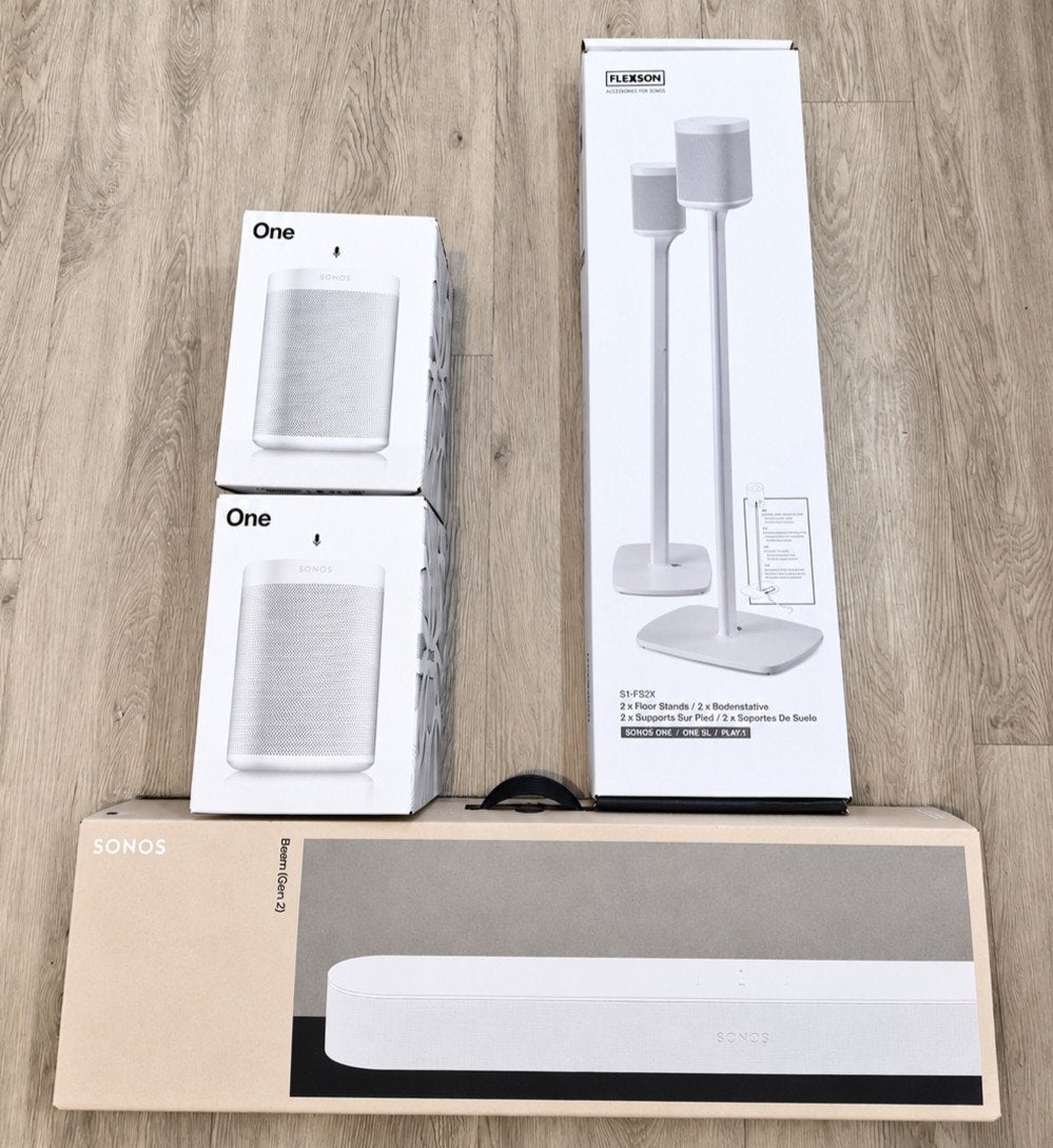 Sonos Beam Gen 2 en 2x Sonos One Gen 2 met Flexson stands