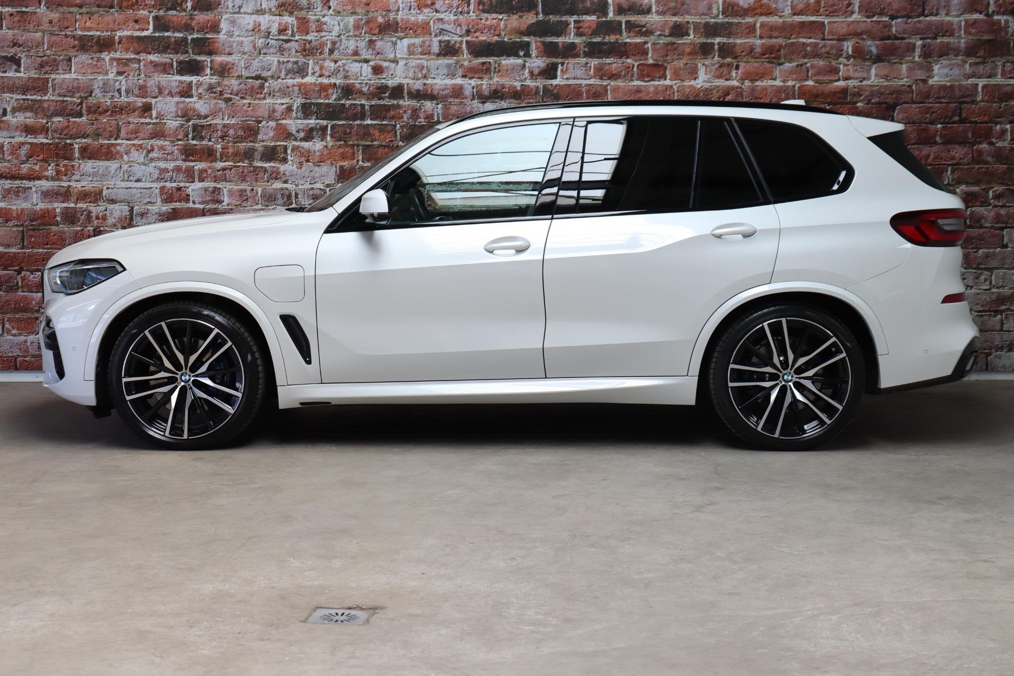 BMW X5 xDrive45e High Executive M Sport Pakket Automaat / Li, Auto's, Dealer onderhouden, 77 km/l, Gebruikt, Wit