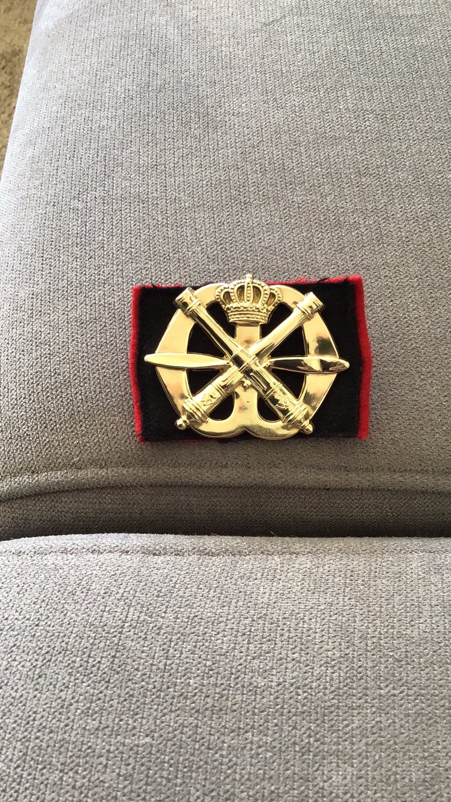 Baretembleem LUA oud model, Verzamelen, Ophalen of Verzenden, Landmacht, Nederland, Embleem of Badge