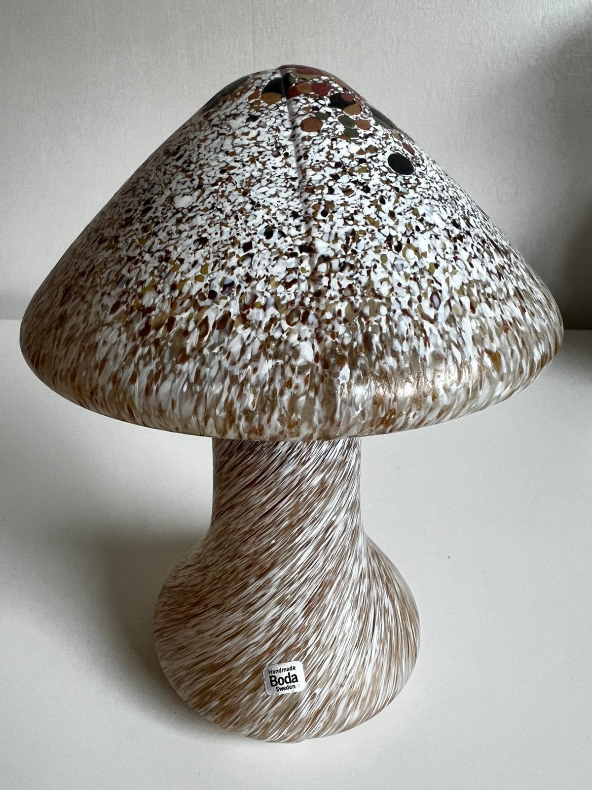 Kosta Boda Mushroom Monica Backström Bruin Spikkel H20 cm, Ophalen of Verzenden, Object, Glas