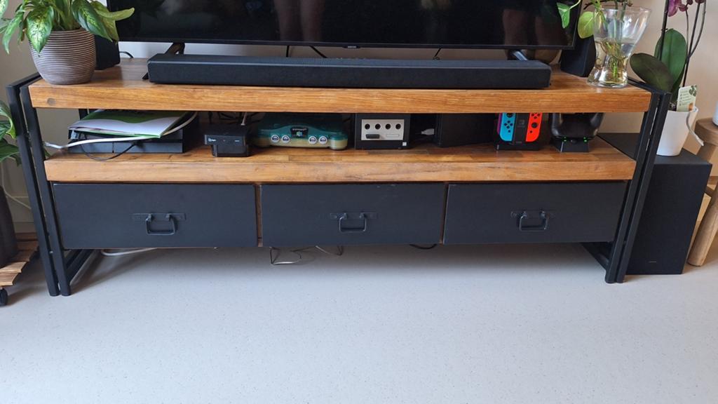 TV meubel hout met zwarte details, 150 tot 200 cm, Zo goed als nieuw, Minder dan 100 cm, Industrieel