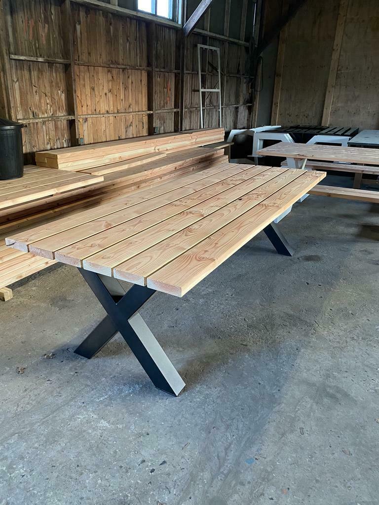 Foto 3 van Douglas tuintafel met stalen x, a en u poten