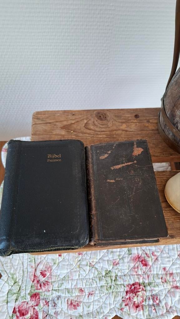 2 oude, gebruikte bijbels. Goud op snee. Brocante., Ophalen of Verzenden