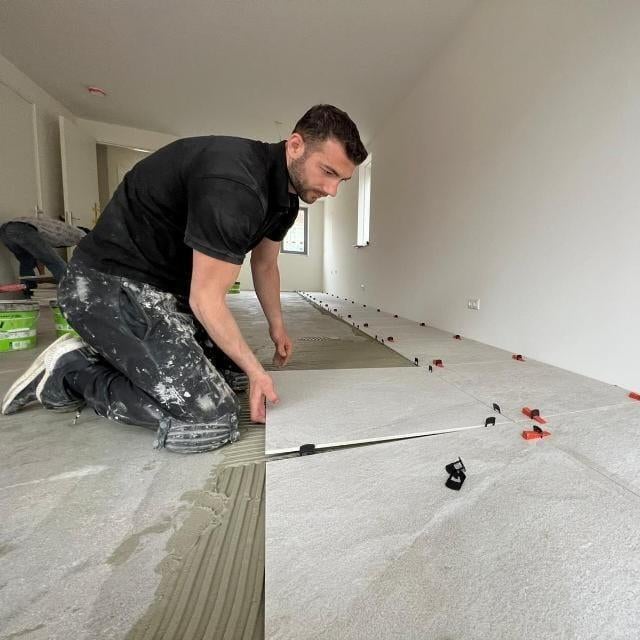 Tegelzetter aangeboden/Tiler available