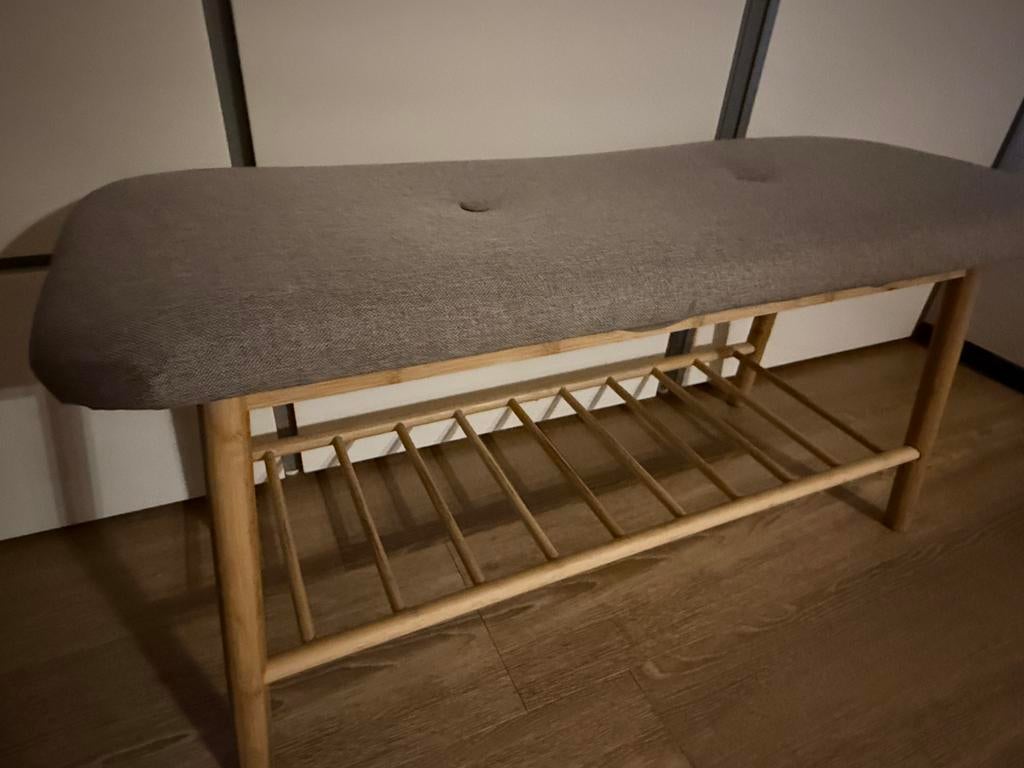 Mooie brede houten zitkruk met grijze bekleding:90 cm breed, Huis en Inrichting, Krukjes, Ophalen of Verzenden, Gebruikt, Hout