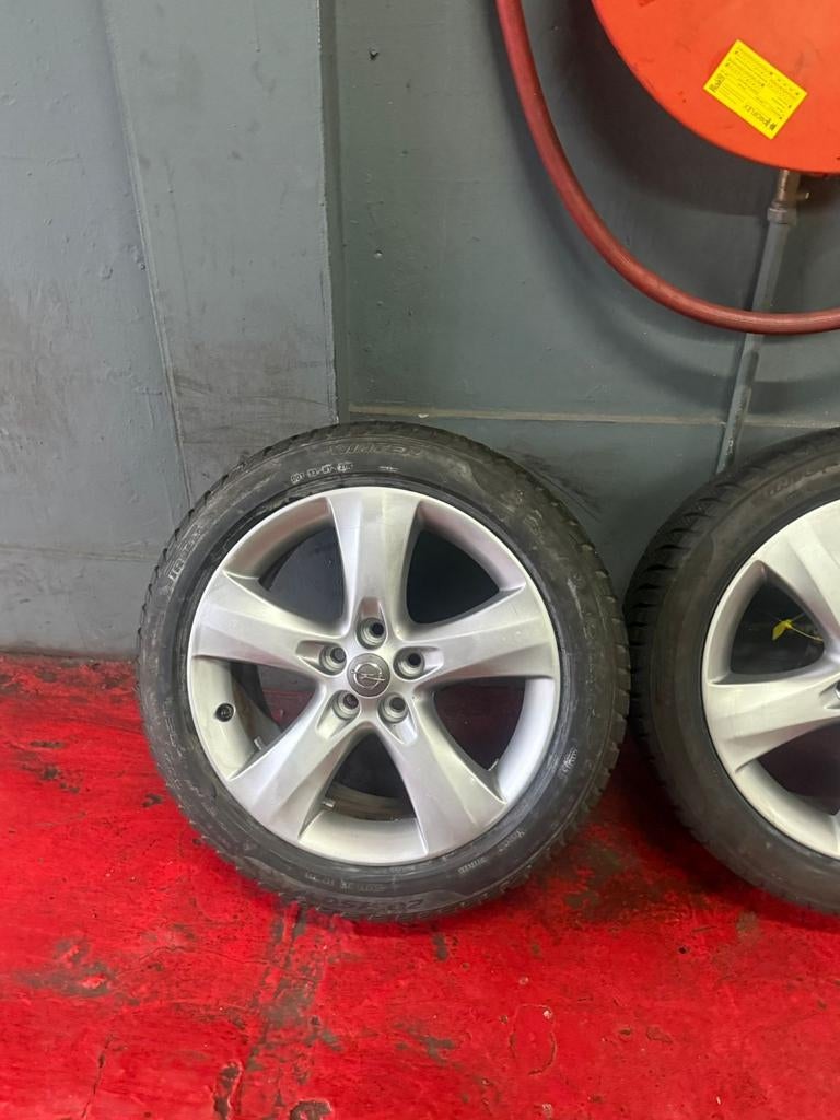 Opel velgen 17 inch met banden maat 205 50 17  6mm, Auto-onderdelen, Ophalen, Opel