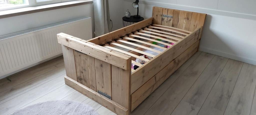 Bed 80x190cm met lade en uitval plankjes voor beide kanten., Ophalen, 85 tot 100 cm, Zo goed als nieuw, Lattenbodem