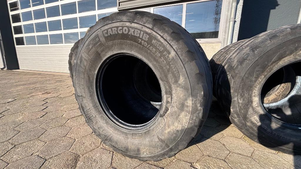 GEZOCHT: Michelin 710/45 R22.5 CargoXBib of TrailXbib, Zakelijke goederen, Agrarisch | Onderdelen | Banden, Velgen en Assen, Ophalen