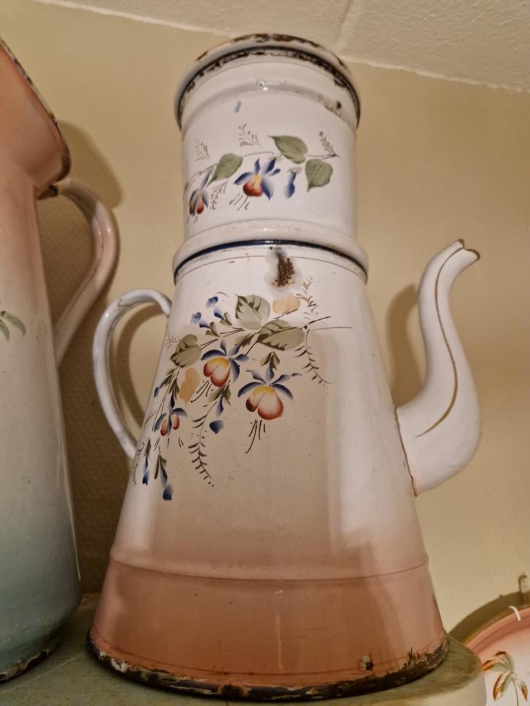 Super grote gebloemde roze emaille koffiepot met filter, Antiek en Kunst, Ophalen of Verzenden
