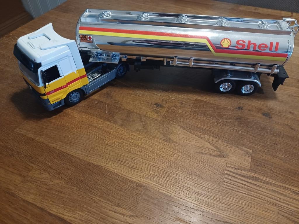 Grote Mercedes Benz vrachtwagen van SHELL, Hobby en Vrije tijd, Modelauto's | Overige schalen, Ophalen, Gebruikt, Bus of Vrachtwagen