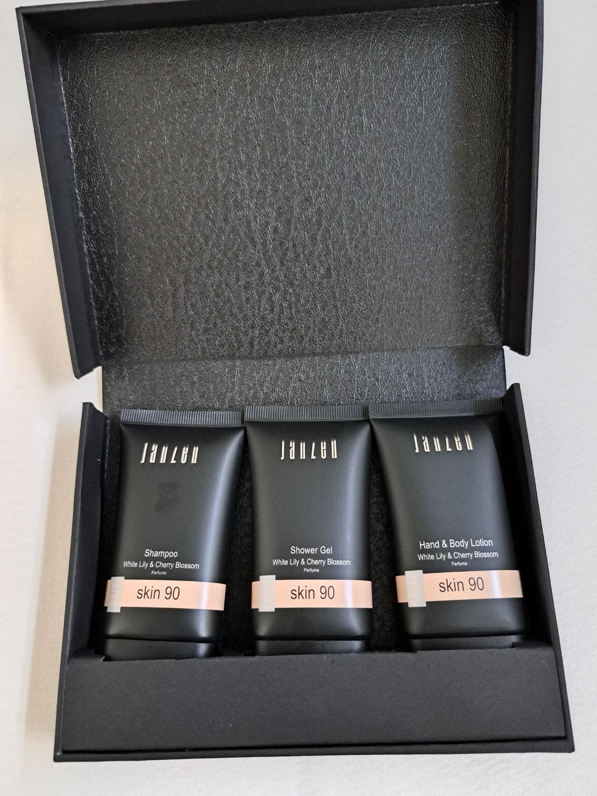 Janzen Skin 90 White Lily & Cherry Blossom Reisset, Ophalen of Verzenden, Nieuw, Overige typen