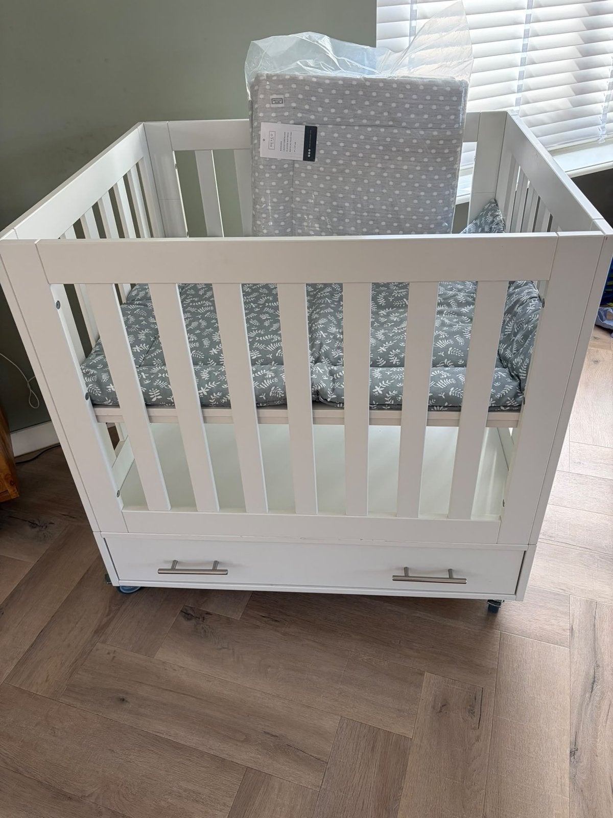 Witte box op wieltjes met lade en boxkleden, Kinderen en Baby's, Ophalen, Gebruikt, Vierkant, In hoogte verstelbaar