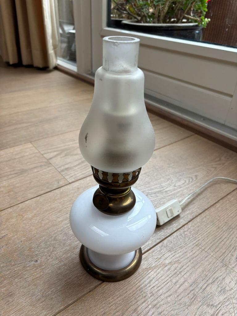 Vintage olielamp stijl tafellamp - wit glas en messing, Ophalen