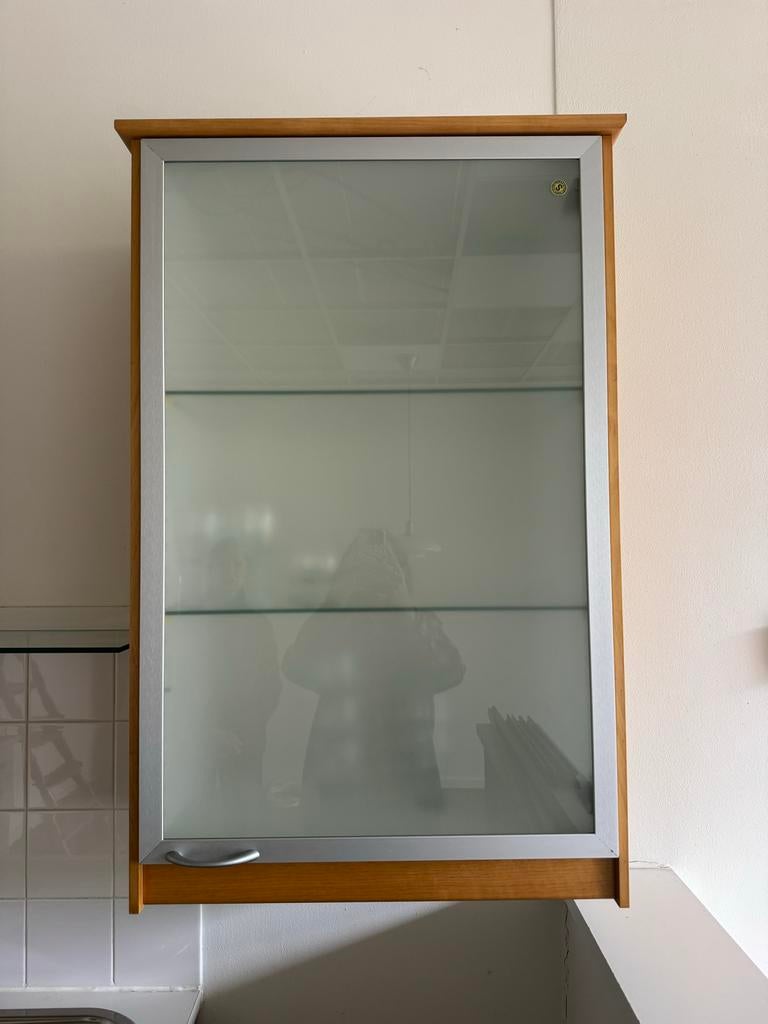 GRATIS Keukenkastje met glazen deurtje, Ophalen, Gebruikt, Bruin, 100 tot 150 cm