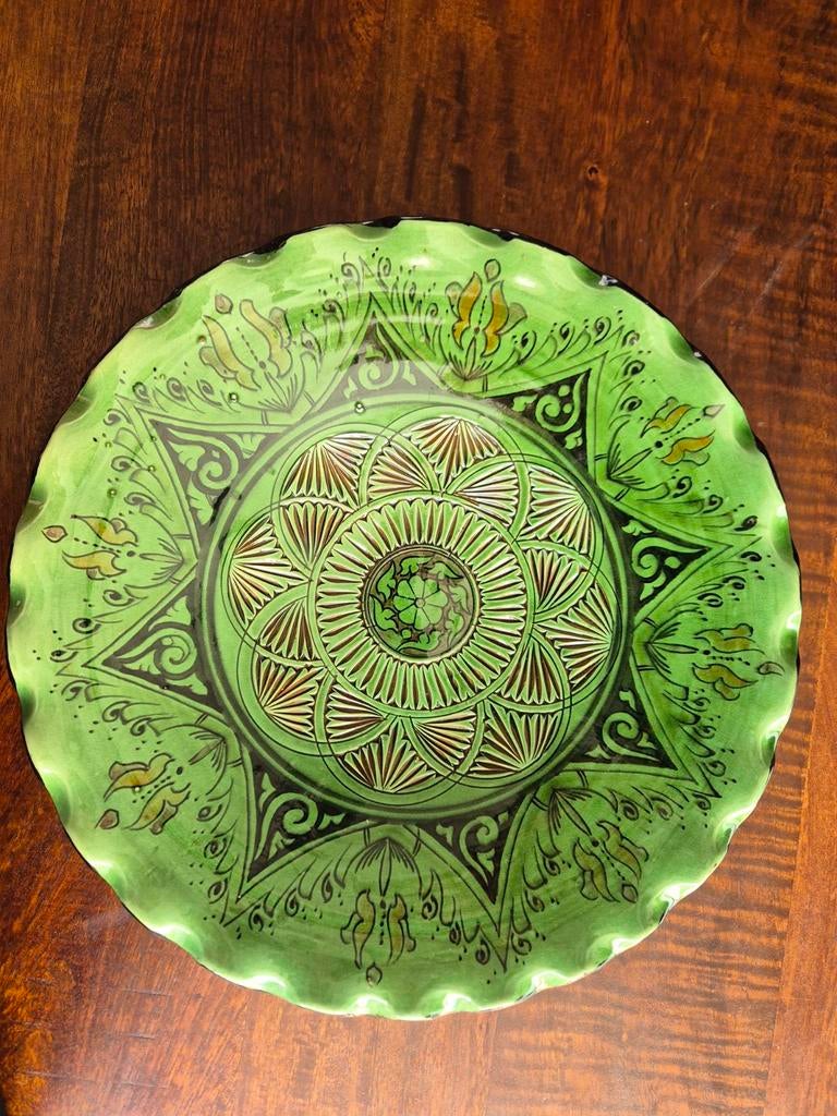 Fraaie, groene schaal met decoratie, Ophalen of Verzenden, Rond, Porselein of Keramiek