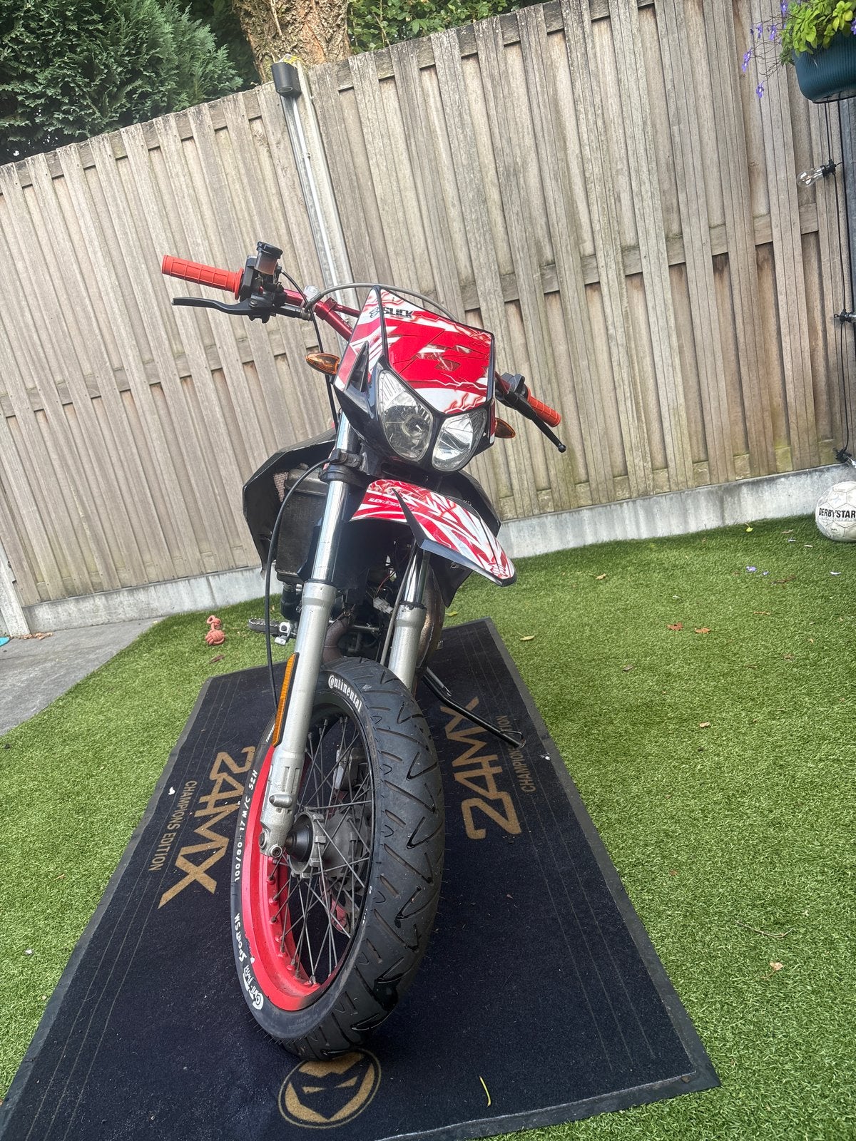 Stoere Derbi Senda SM 50 - Rood/Zwart, Ophalen of Verzenden, Gebruikt, Maximaal 45 km/u