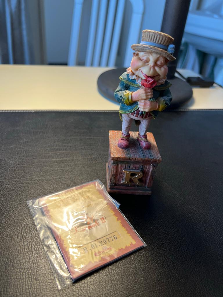 Efteling Land van Laaf beeldje R met certificaat, Verzamelen, Ophalen of Verzenden, Zo goed als nieuw, Beeldje of Poppetje