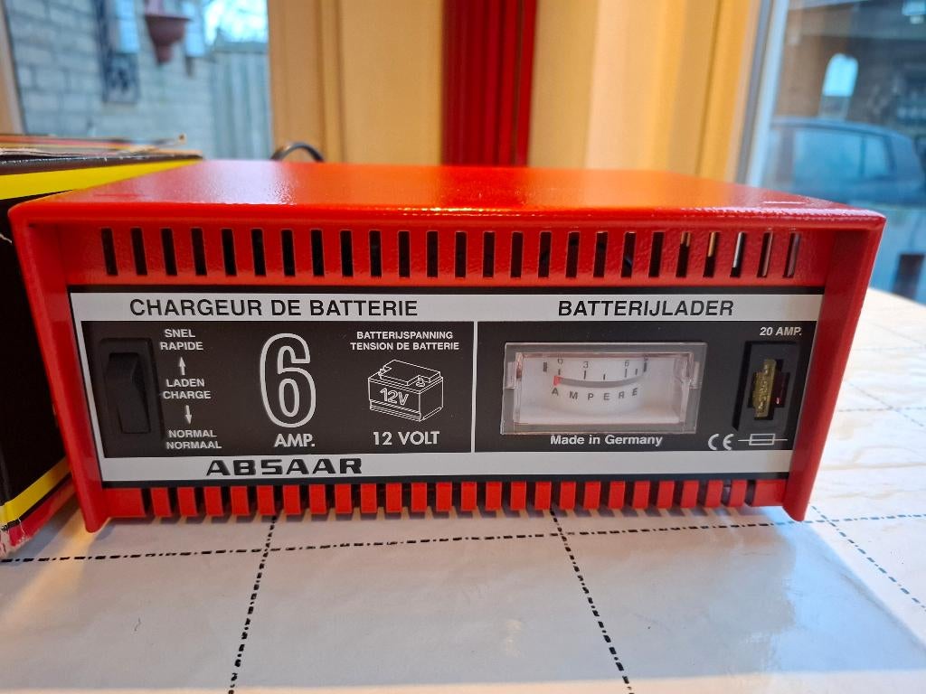 IN PRIJS VERLAAGD NIEUWE ABSAAR ACCULADER 12 V &  6 AMP, Auto-onderdelen, Accu's en Toebehoren, Ophalen, Nieuw
