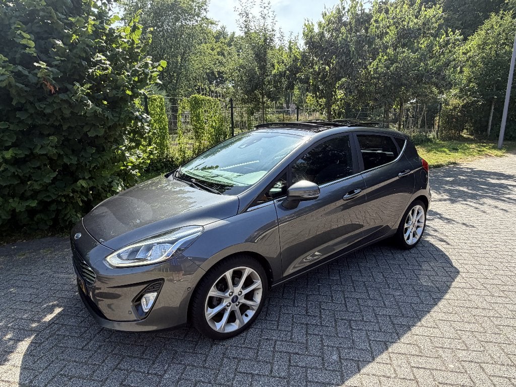 Ford Fiesta Titanium – Panorama dak – Nieuwe distributieriem, Voorwielaandrijving, 40 €/maand, Zwart, Xenon verlichting
