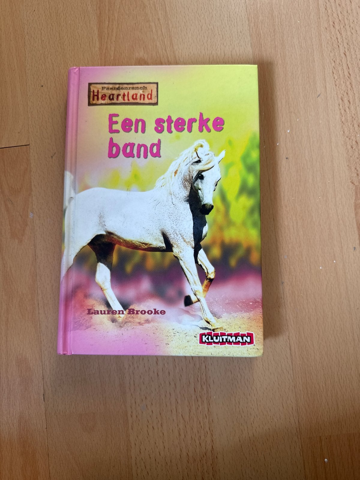 Heartland: Een sterke band - Lauren Brooke, Ophalen of Verzenden, Gelezen, Fictie