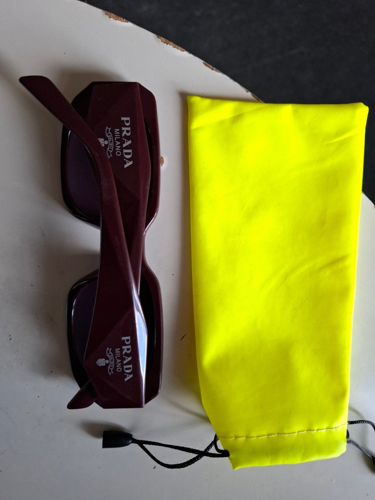 Prada Zonnebril - Stijlvol en Beschermend, Gebruikt, Zonnebril, Prada, Paars