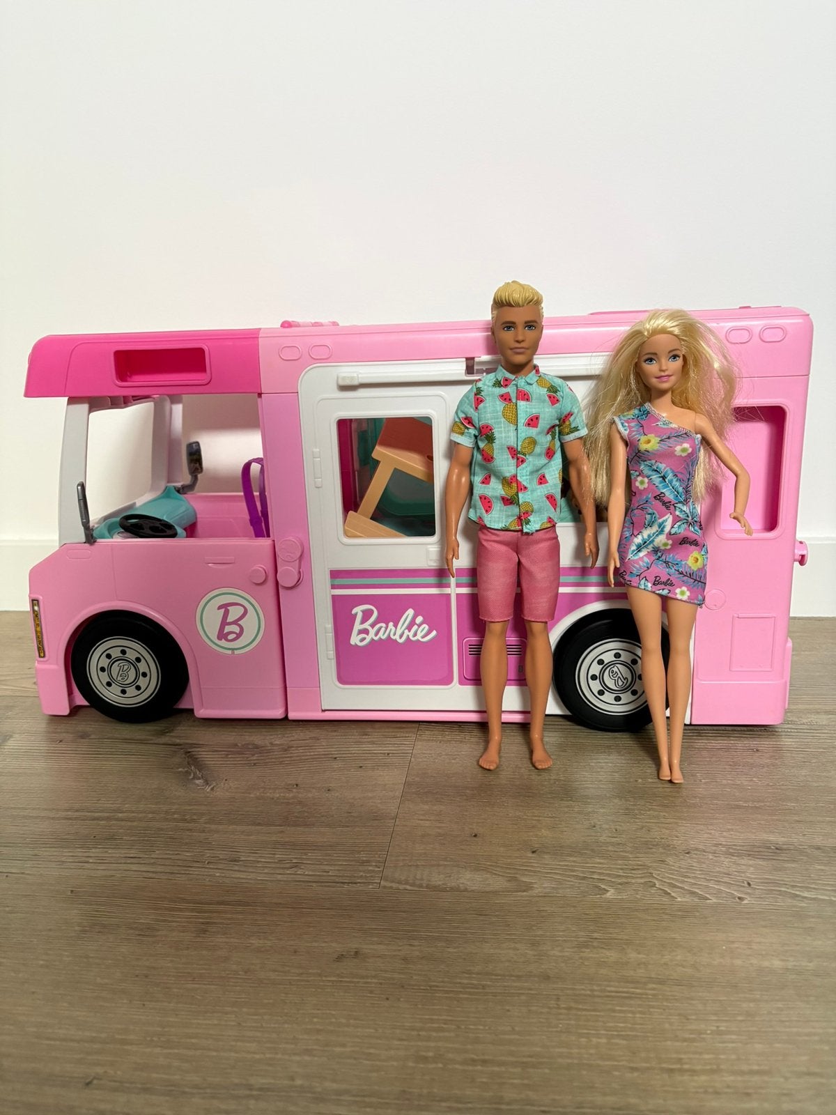 Barbie 3-in-1 Droom Camper + accessoires + 2 barbiepoppen, Ophalen, Zo goed als nieuw, Barbie
