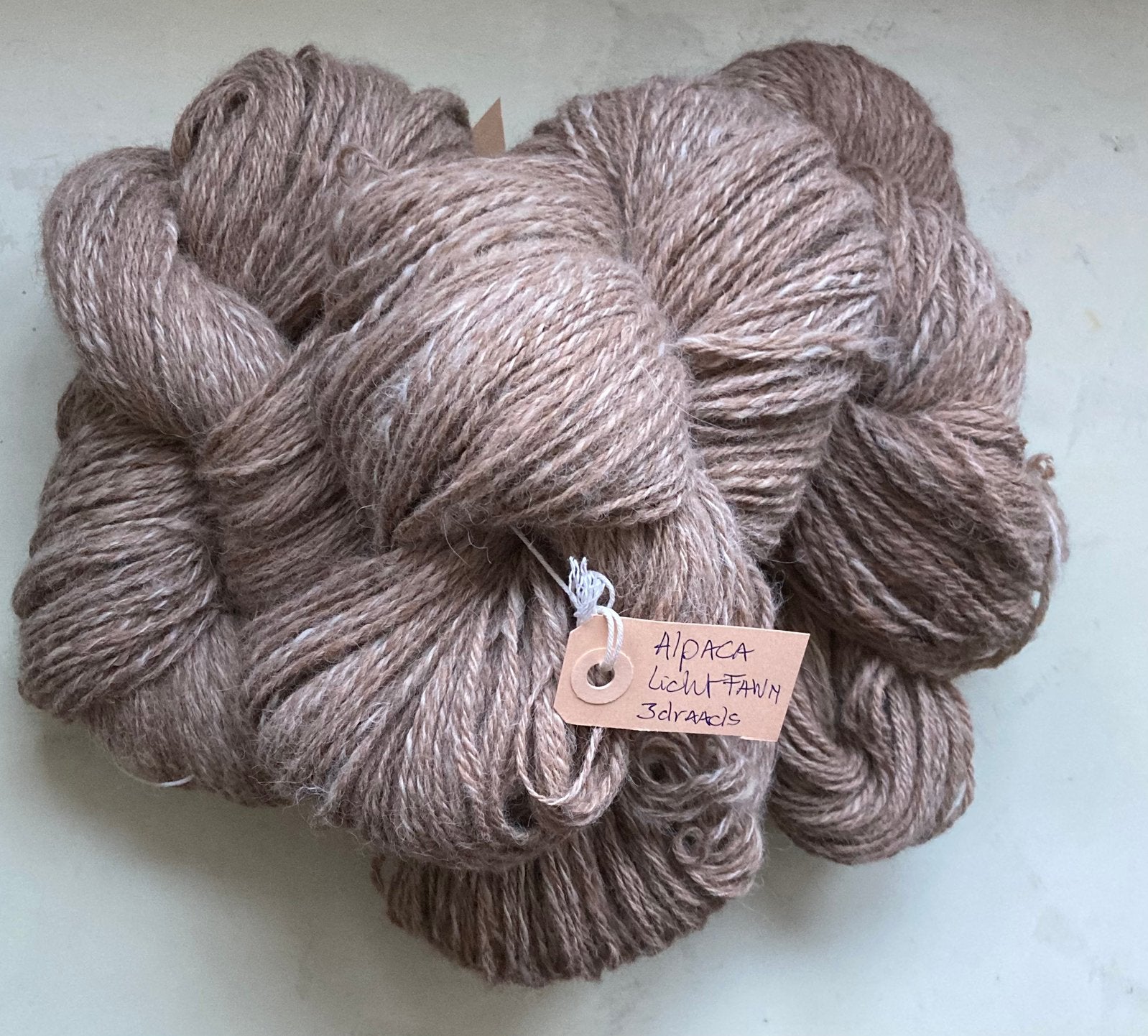 Handgesponnen alpaca wol licht fawn 3 draads, Hobby en Vrije tijd, Ophalen of Verzenden, Zo goed als nieuw, Breien of Haken, Wol of Garen