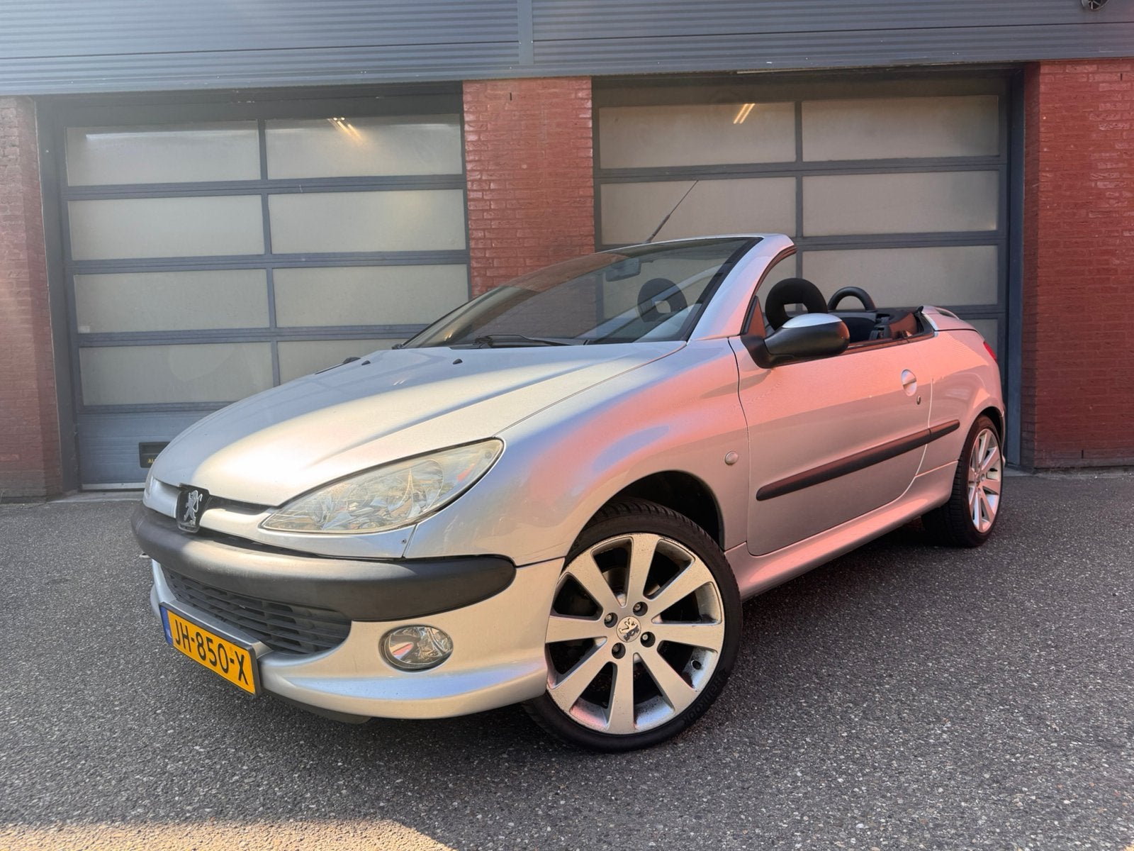 Peugeot 206 CC 2003 1.6-16v 108pk Grijs /NIEUWE APK!!, Auto's, Stof, Cabriolet, 49 €/maand, Handgeschakeld