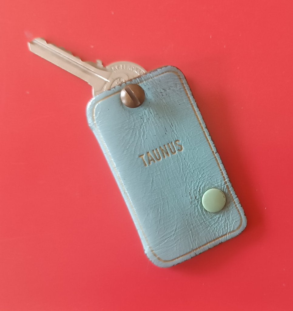 Origineel Ford Taunus sleutelhanger/etui uit de jaren 60, Verzamelen, Automerken, Motoren en Formule 1, Gebruikt, Auto's, Ophalen of Verzenden