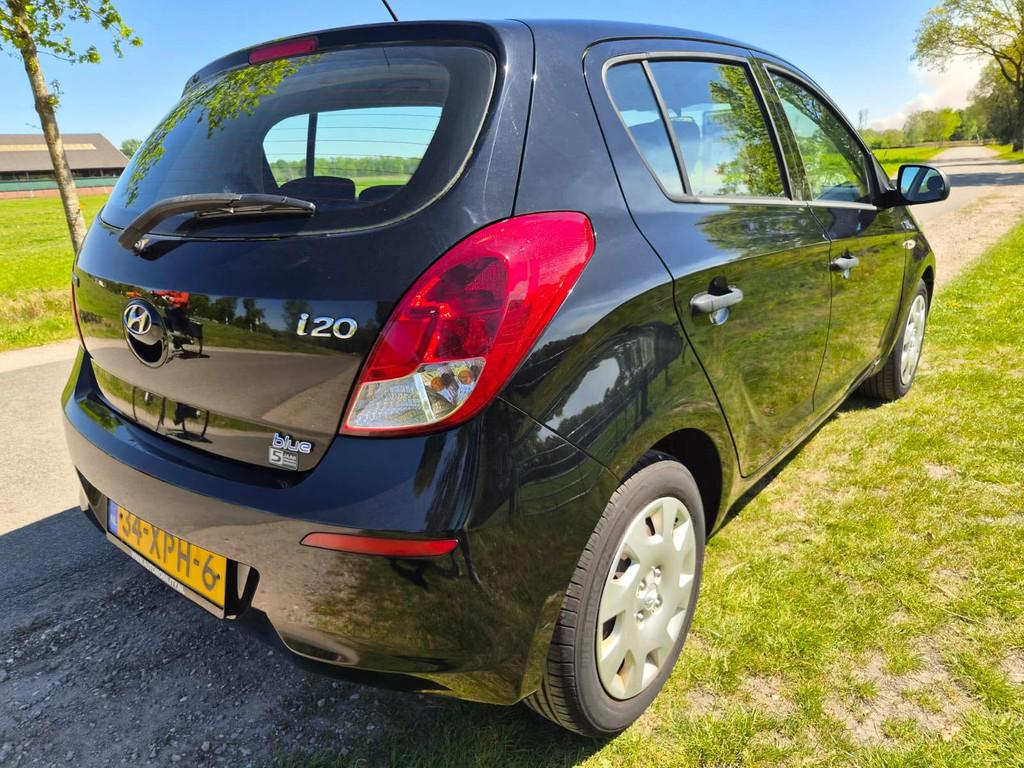 Hyundai I20 1.2i First Edition compleet klaar met airco, Euro 5, Gebruikt, 4 cilinders, Zwart