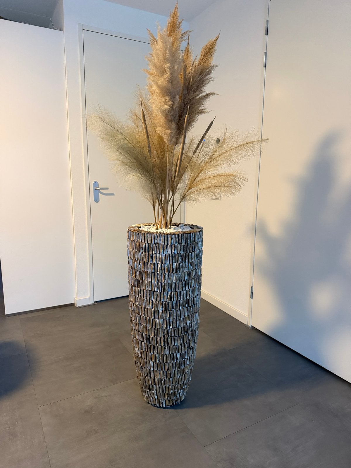 Hoge schelpenvaas met droogbloemen, Huis en Inrichting, Woonaccessoires | Vazen, Ophalen, Bruin, Natuurlijk materiaal, Inclusief decoratie