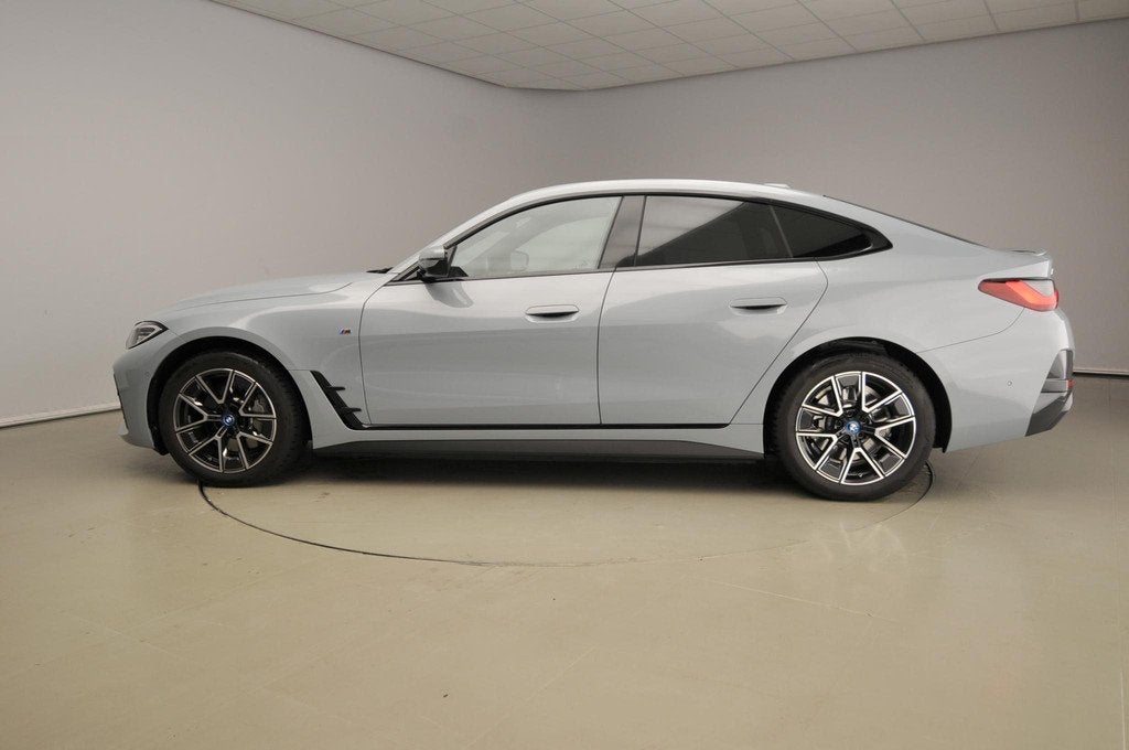 BMW i4 Gran Coupe eDrive40 | M-Sportpakket |LED | Leder | Na, Auto's, BMW, Achterwielaandrijving, Met garantie (alle), Zilver of Grijs