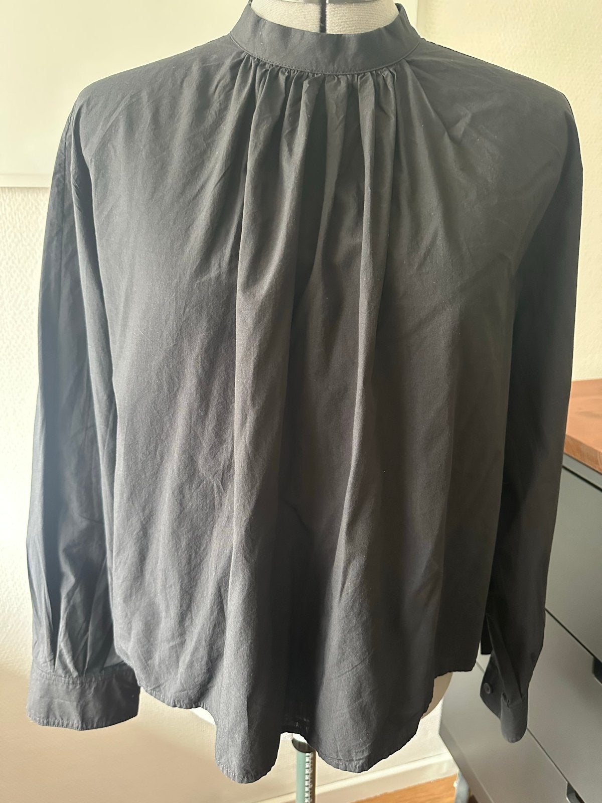 COS Zwarte Blouse met Hoge Hals - Maat 40, Kleding | Dames, Blouses en Tunieken, Verzenden, Zo goed als nieuw, Maat 38/40 (M)
