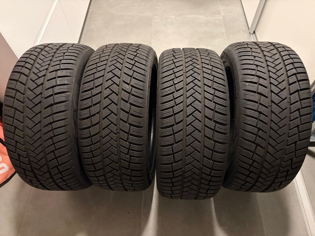 4 Vredestein winterbanden 245/45 R18 zonder velgen, Ophalen, 18 inch, Winterbanden, Band(en)