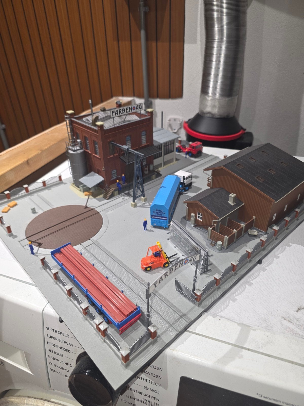 Kibri Diorama met Voertuigen en Figuren - Netjes en Strak, Hobby en Vrije tijd, Modeltreinen | H0, Ophalen of Verzenden