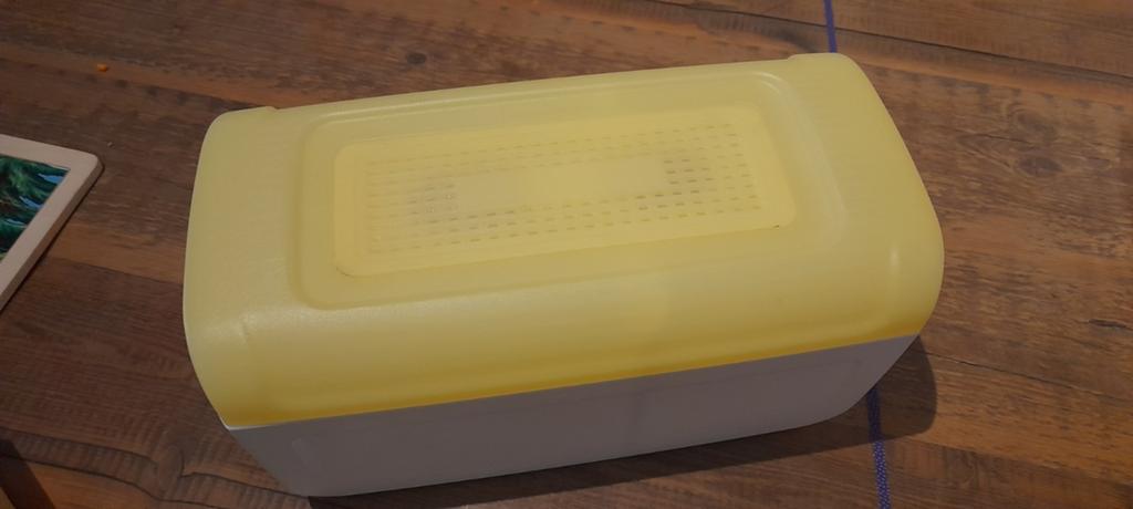 Tupperware Brooddoos / Broodtrommel (nieuw), Huis en Inrichting, Keuken | Tupperware, Ophalen of Verzenden, Nieuw, Geel, Bus of Trommel