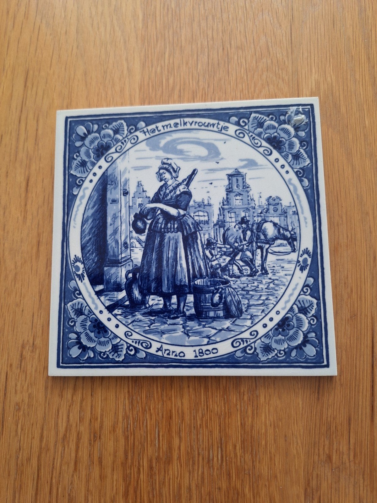 2 wandtegels, Ophalen