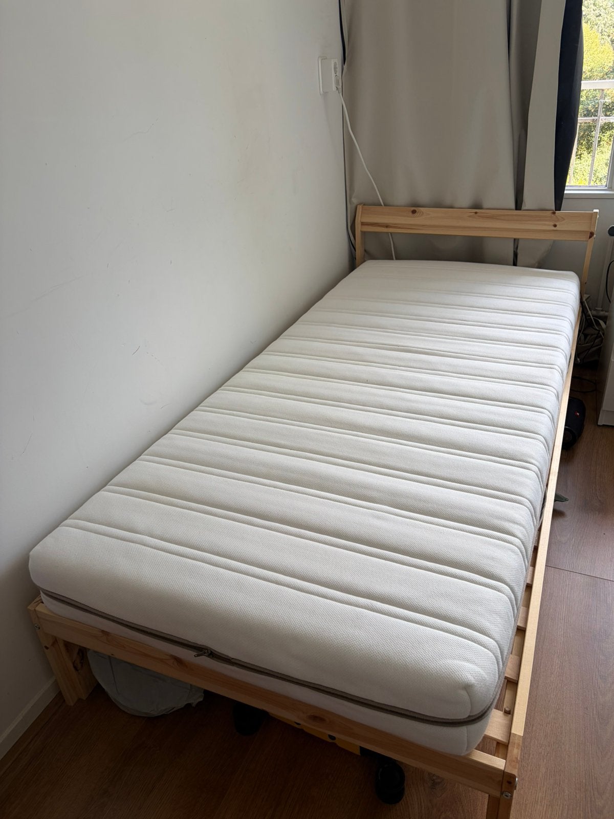 Single Mattress (with/without bedrframe). End of august., Ophalen, Zo goed als nieuw, Tweepersoons, 140 cm