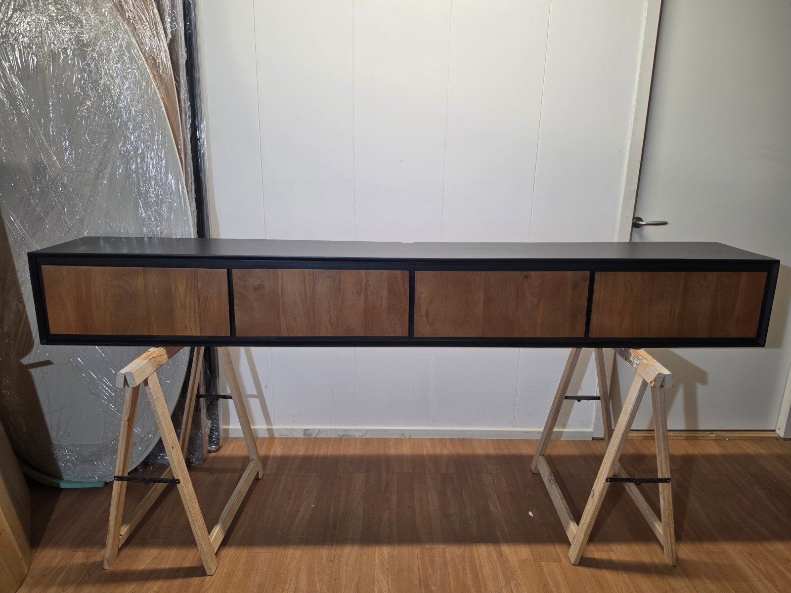 Tv-meubel mango 240 cm - Zwart met mangohouten deuren, Info@meubeloutletmeppel.nl, Ophalen of Verzenden, Zo goed als nieuw, Meubel Outlet Meppel