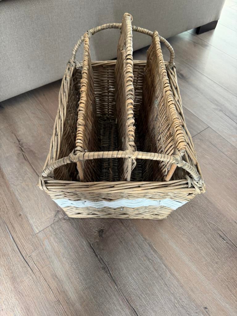 Rotan krantenbak / tijdschriftenhouder, Ophalen, Zo goed als nieuw