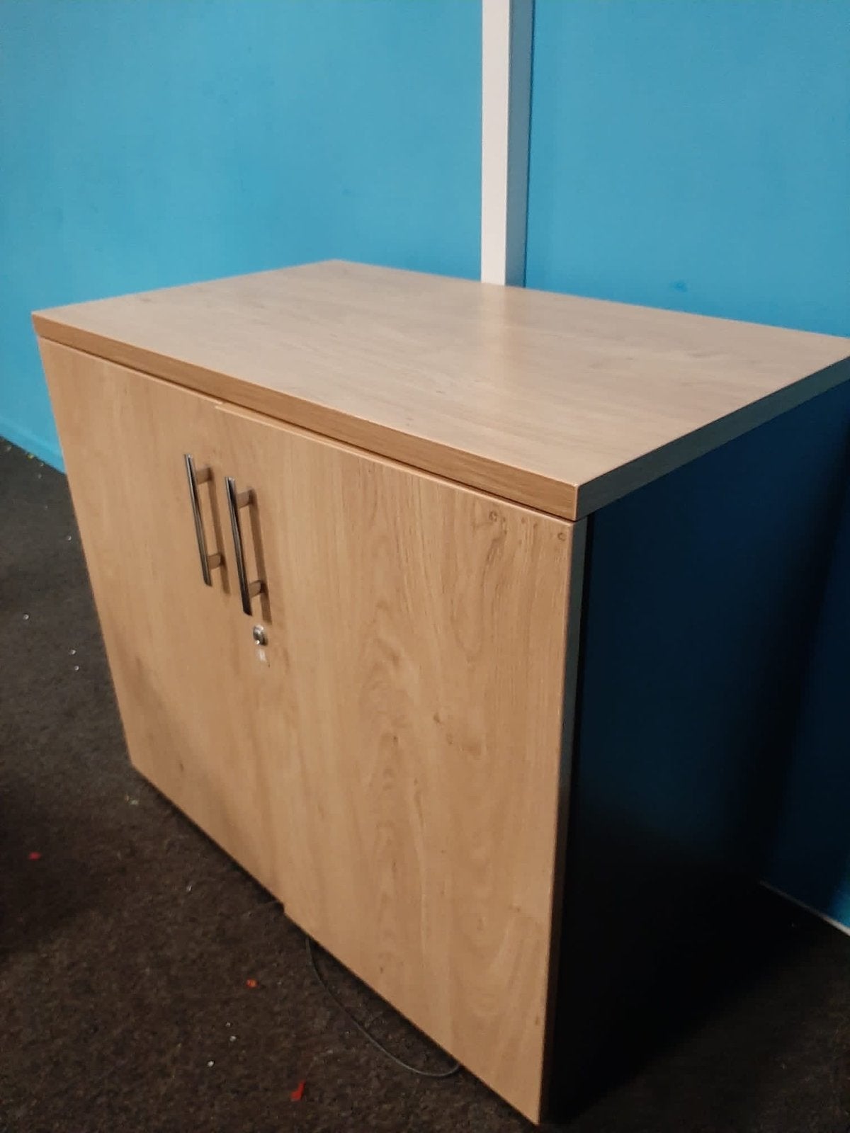 Eiken Houten kastje met slot en legplank - modern - 2 deurs, Huis en Inrichting, Gebruikt, 1 of 2 laden, Minder dan 100 cm, 50 tot 75 cm