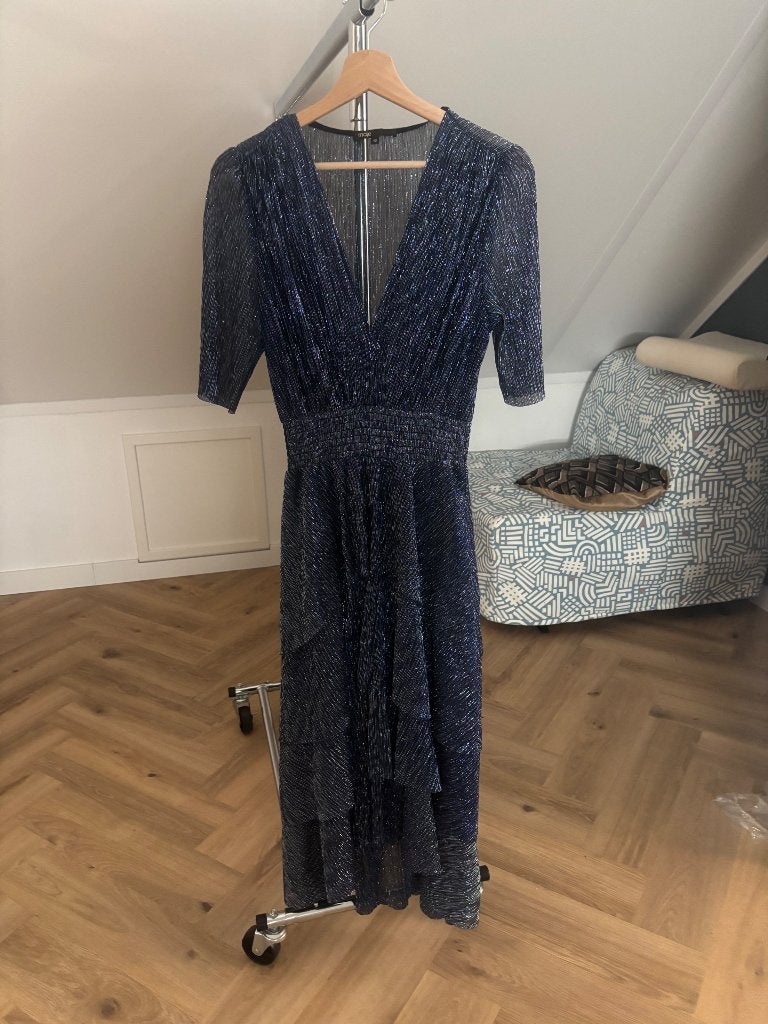 Maje jurk donkerblauw met glitter en ruffles, maat 40, Maat 38/40 (M), Onder de knie, Verzenden, Blauw