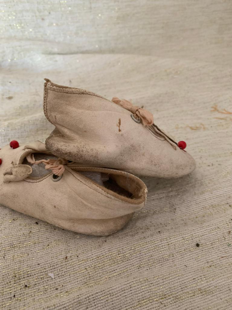 Antieke zeemleren babyschoentjes met gezichtje, Antiek en Kunst, Ophalen of Verzenden