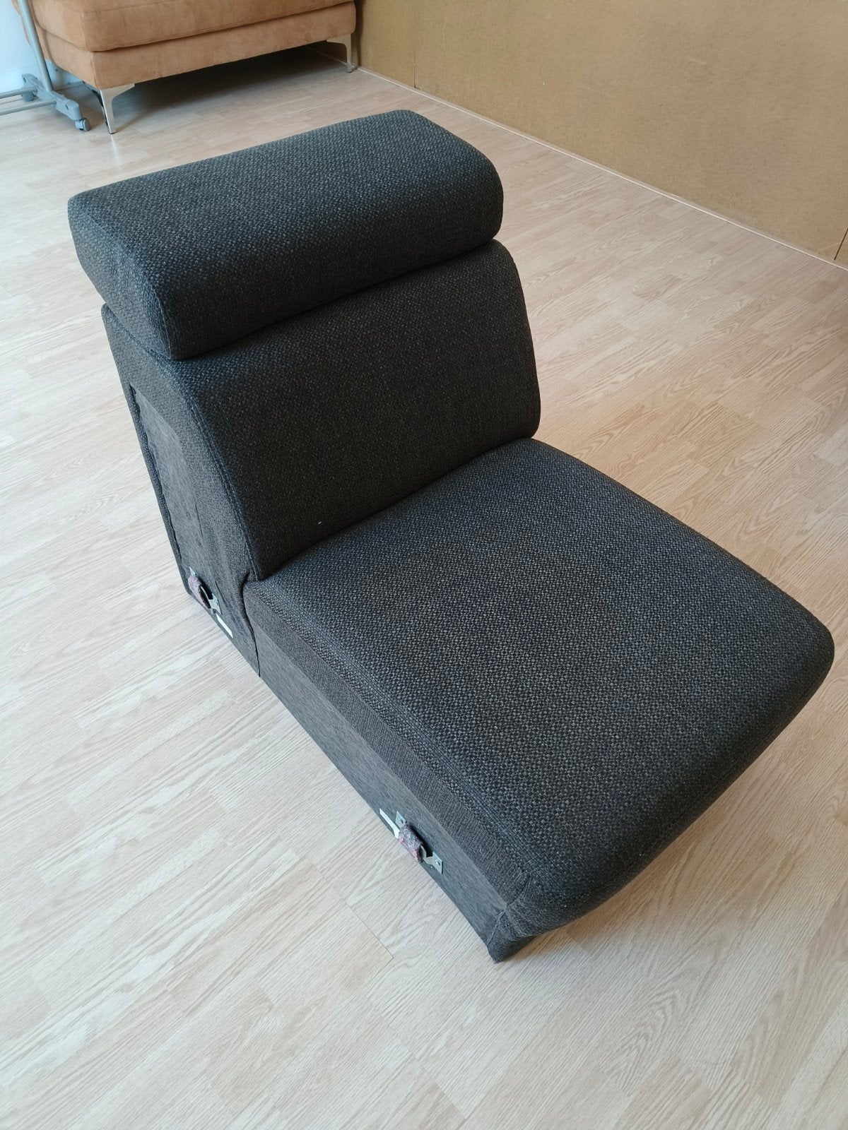 Moderne donkergrijze stoffen loungestoel/ligstoel, Ophalen, Modern, Comfortabel, Minder dan 50 cm, Gebruikt