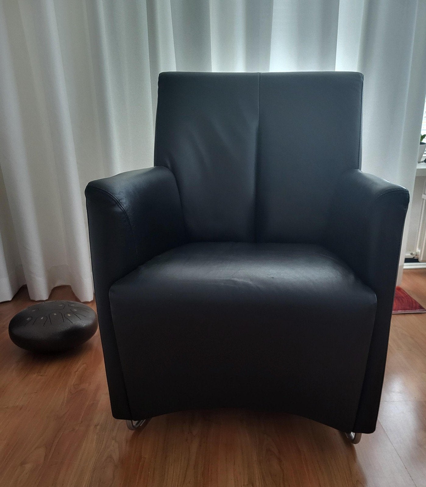 LEOLUX Galathea fauteuil,  zwart Senso leder, Ophalen, Zo goed als nieuw, 75 tot 100 cm, 50 tot 75 cm